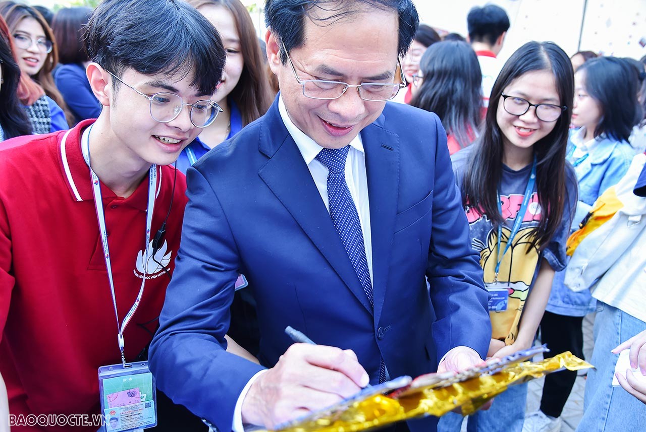 Toàn cảnh Tổng thư ký Liên hợp quốc trao đổi với thanh niên, sinh viên Việt Nam tại Học viện Ngoại giao qua ảnh