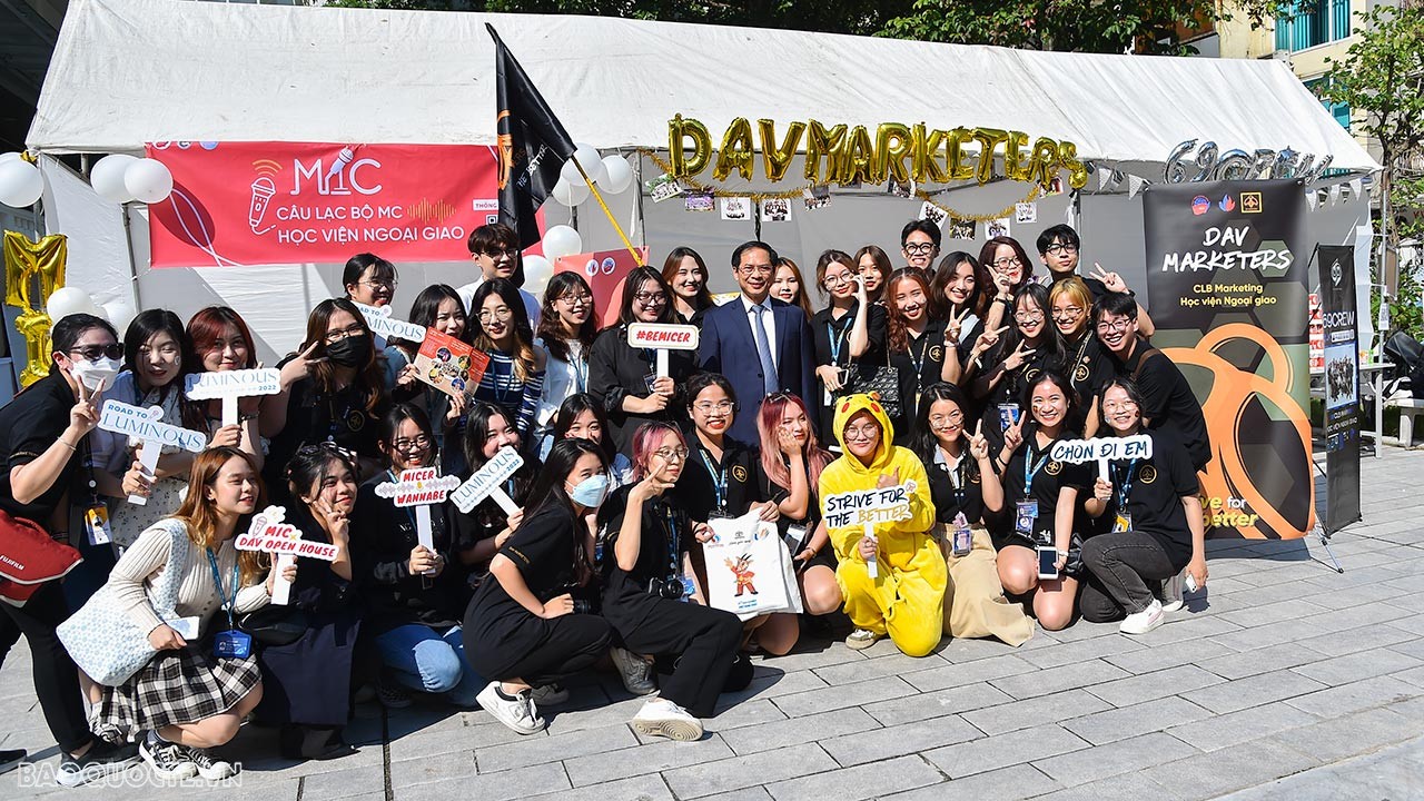 Toàn cảnh Tổng thư ký Liên hợp quốc trao đổi với thanh niên, sinh viên Việt Nam tại Học viện Ngoại giao qua ảnh