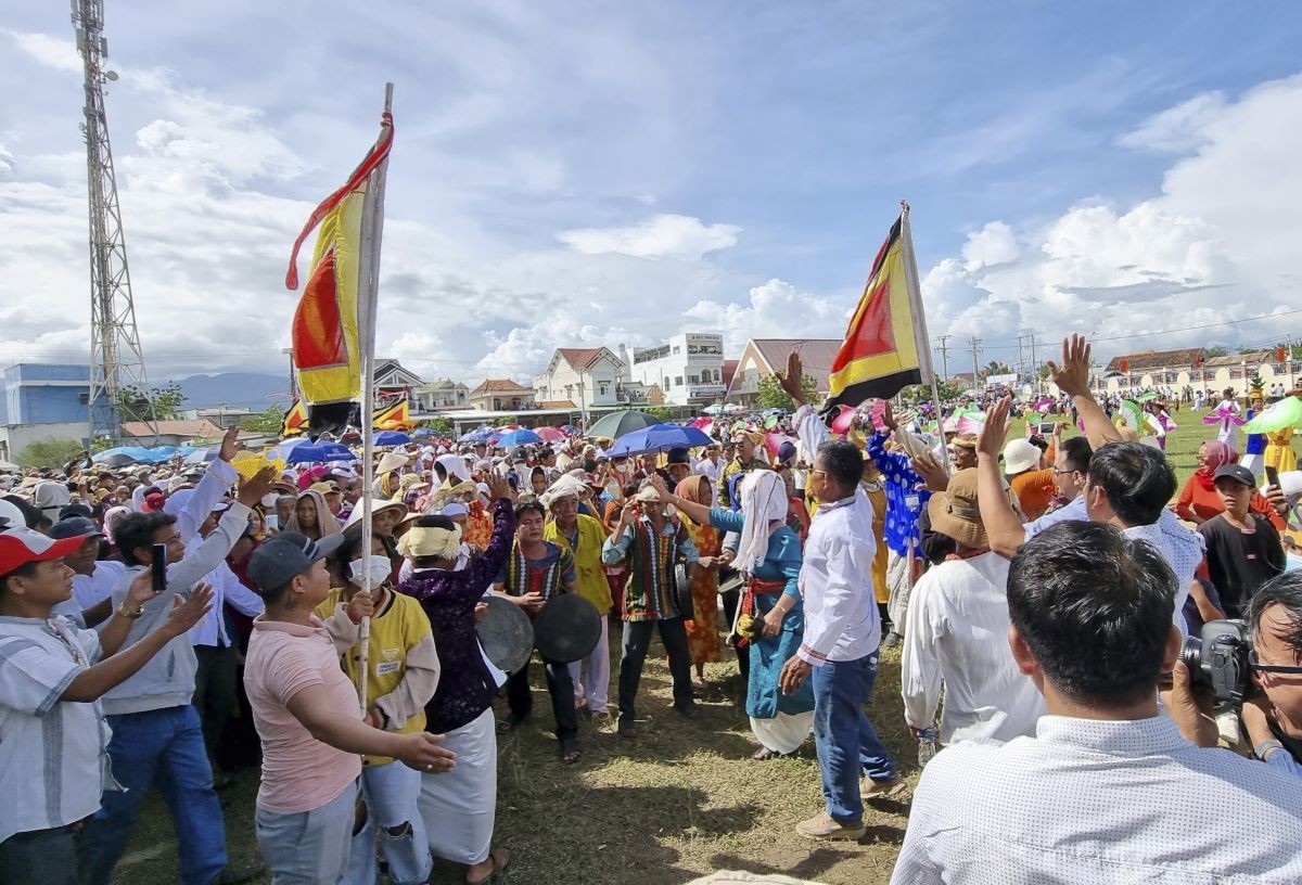 Đoàn rước y trang ngang qua lễ đài. (Nguồn: TTXVN) Đoàn rước y trang ngang qua lễ đài. (Nguồn: TTXVN)