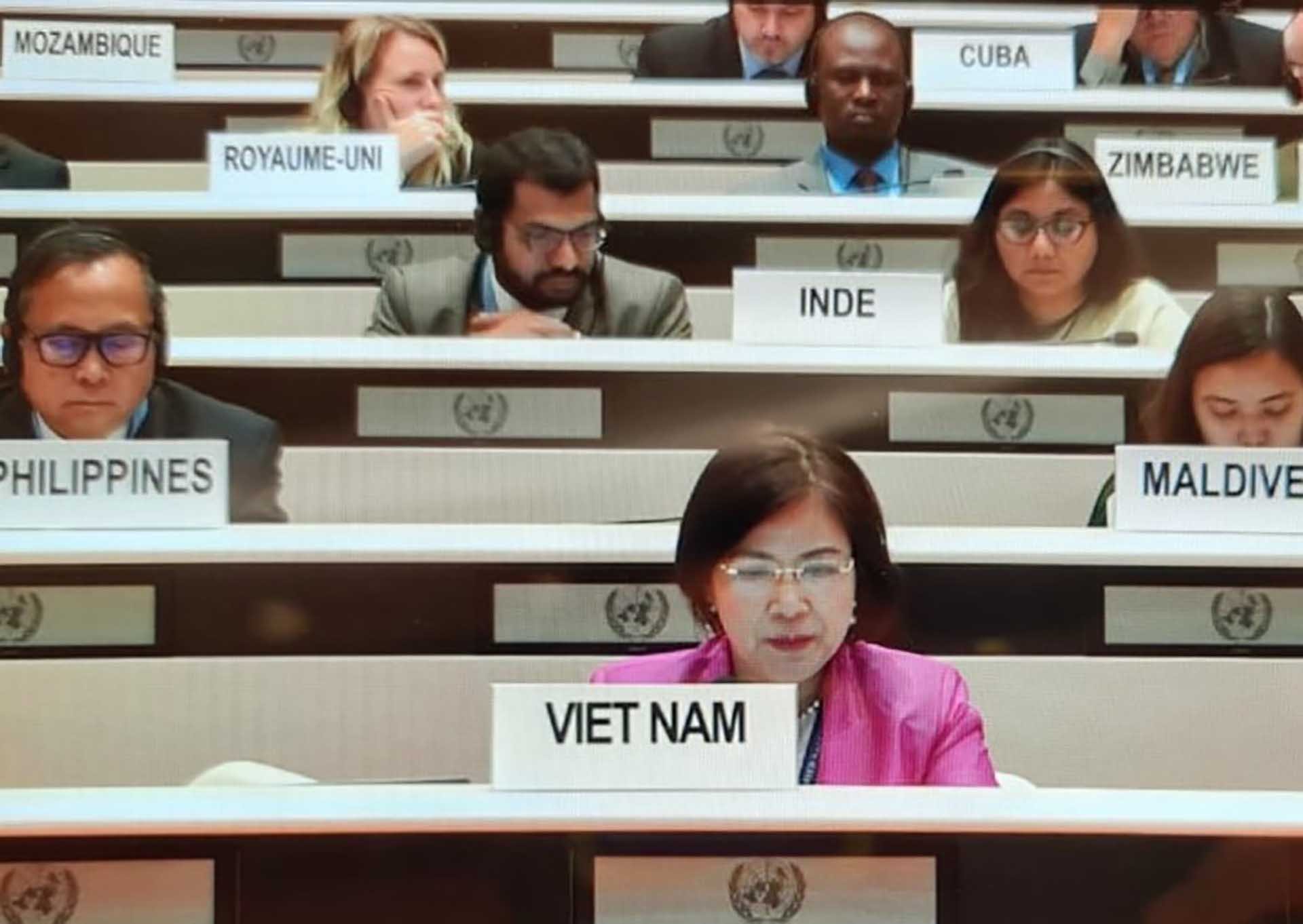 Đại sứ Lê Thị Tuyết Mai, Trưởng Phái đoàn đại diện Việt Nam bên cạnh LHQ, Tổ chức Thương mại thế giới và các tổ chức quốc tế khác tại Geneva phát biểu tại Phiên họp ngày 21/10.