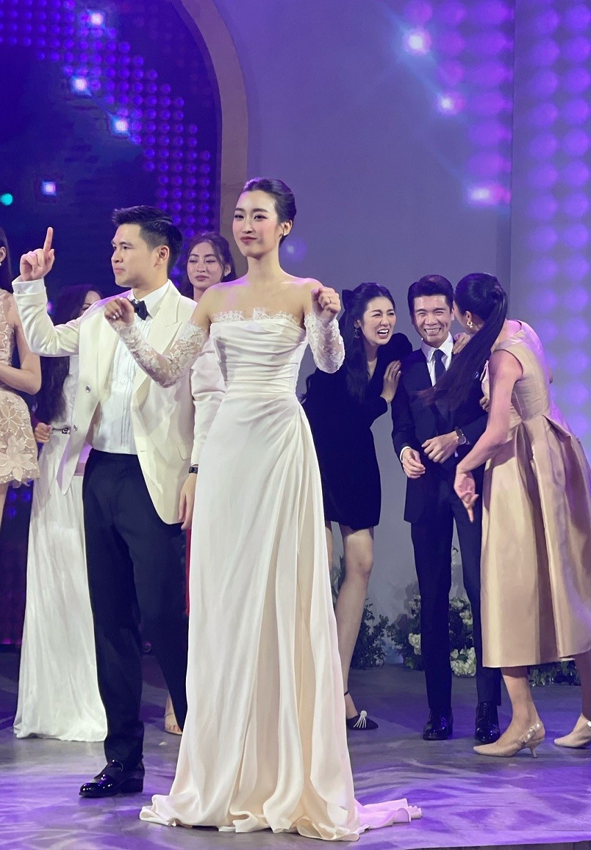 Hoa hậu Đỗ Mỹ Linh rạng ngời trong ngày trọng đại cùng 5 bộ váy cưới tinh tế