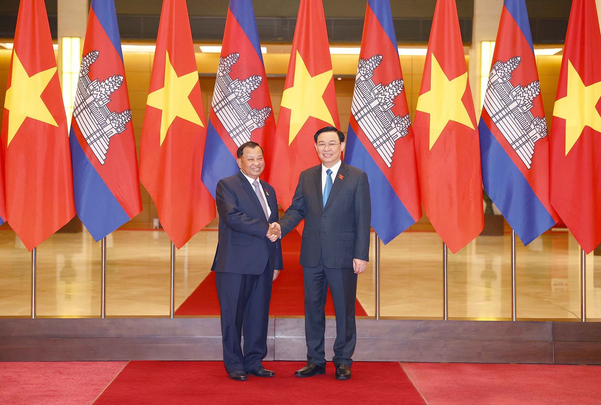 Chủ tịch Quốc hội Vương Đình Huệ và Chủ tịch Thượng viện Vương quốc Campuchia Samdech Say Chhum chụp ảnh chung. (Nguồn: TTXVN)