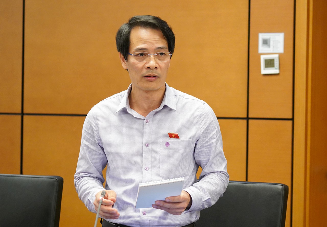 Đại biểu Quốc hội Bùi Sỹ Hoàn (Hải Dương) đóng góp ý kiến tại phiên họp tổ chiều ngày 24/10.