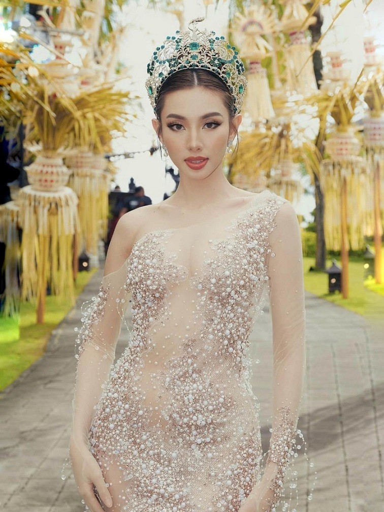 Những ngày cuối của nhiệm kỳ hoa hậu, Thùy Tiên liên tục chọn những bộ đầm đính kết tỉ mỉ trên nền chất liệu xuyên thấu, để lộ nhiều khoảng hở hút mắt.