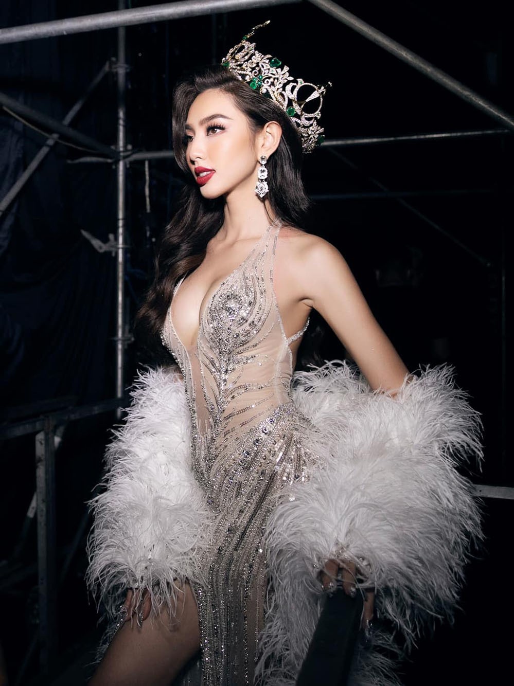 Thời trang những ngày cuối nhiệm kỳ Hoa hậu Hòa bình Quốc tế 2021 của Thùy Tiên