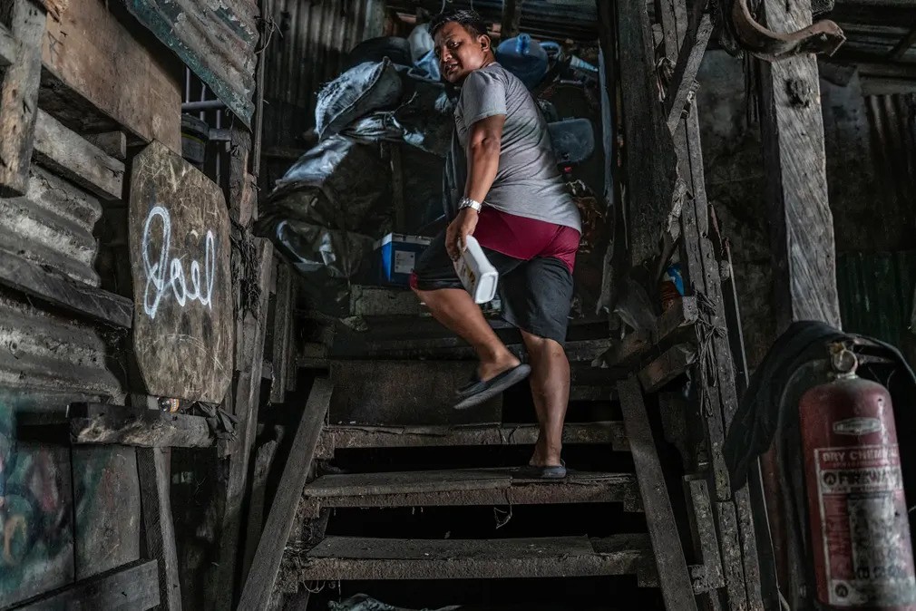 Cuộc sống của những người sống ngoài đống rác của Manila