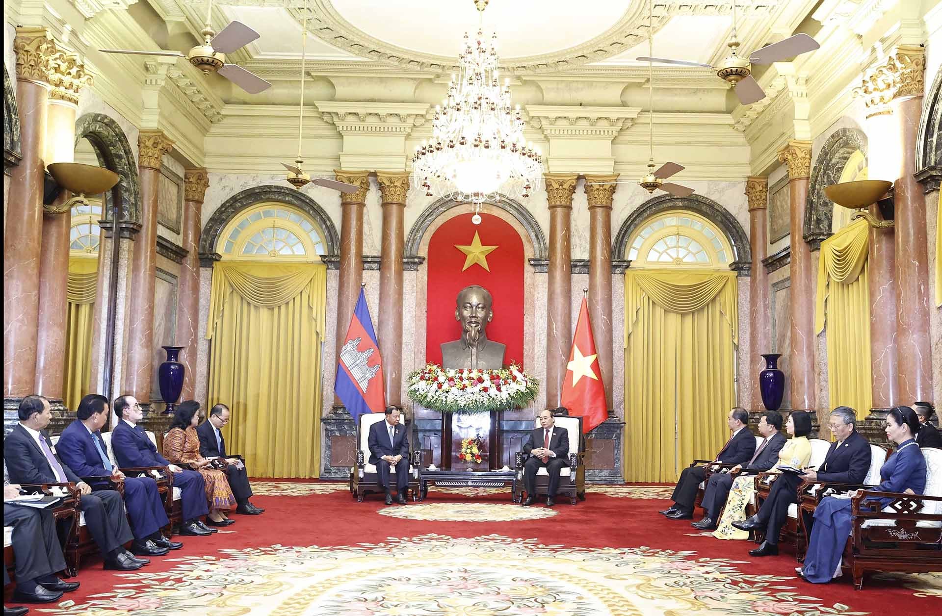 Chủ tịch nước Nguyễn Xuân Phúc tiếp Chủ tịch Thượng viện Campuchia Samdech Say Chhum