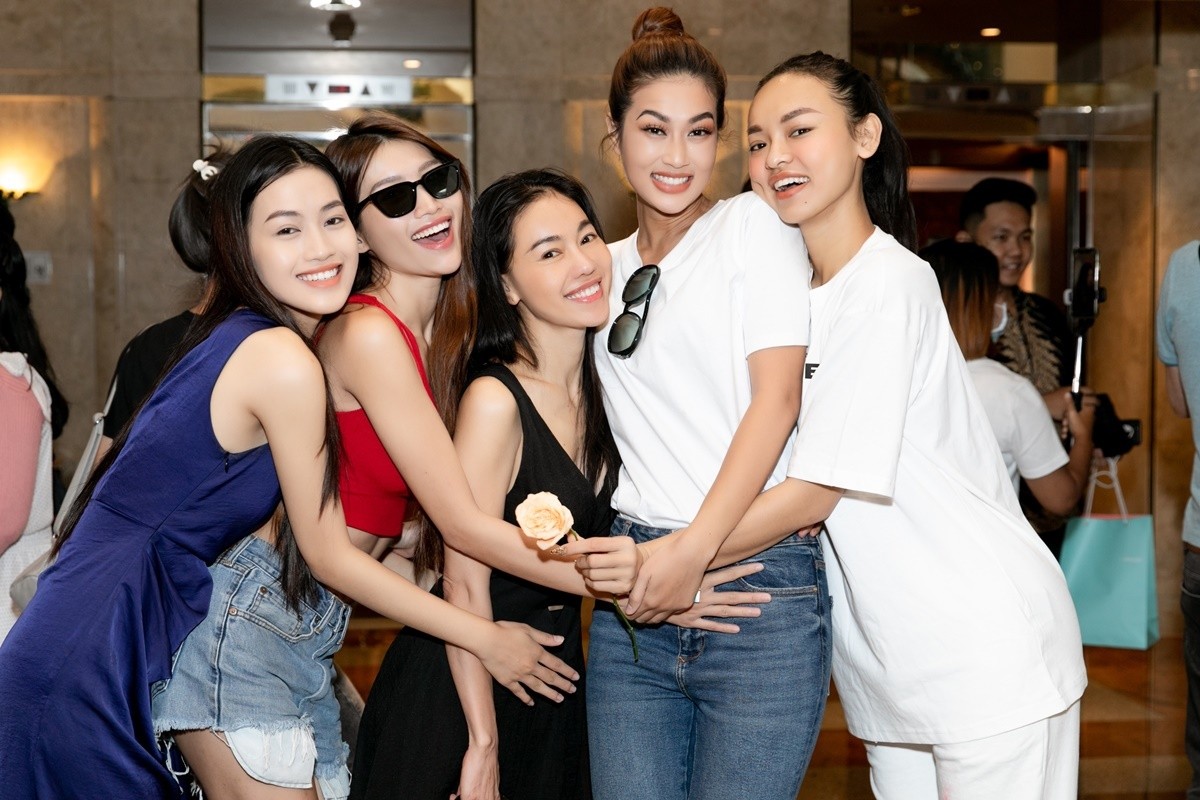 Đoàn Thiên Ân nói cô xúc động trước sự quan tâm, tình cảm của 'bà trùm hoa hậu' và các á hậu chung công ty quản lý dành cho mình. Cô tiết lộ sẽ xuất hiện ở vị trí trung tâm tại phần đồng diễn mở màn chung kết. 'Tôi háo hức, mong chờ tới tối nay để được trình diễn hết mình và tỏa sáng cho đêm thi này, vì đây là lúc quan trọng nhất để quyết định tôi sẽ đạt được vị trí nào tại cuộc thi. Dù ở bất kỳ đâu, tôi vẫn mong khán giả sẽ đón nhận mình như cách mà các bạn ủng hộ tôi suốt thời gian qua', cô nói.