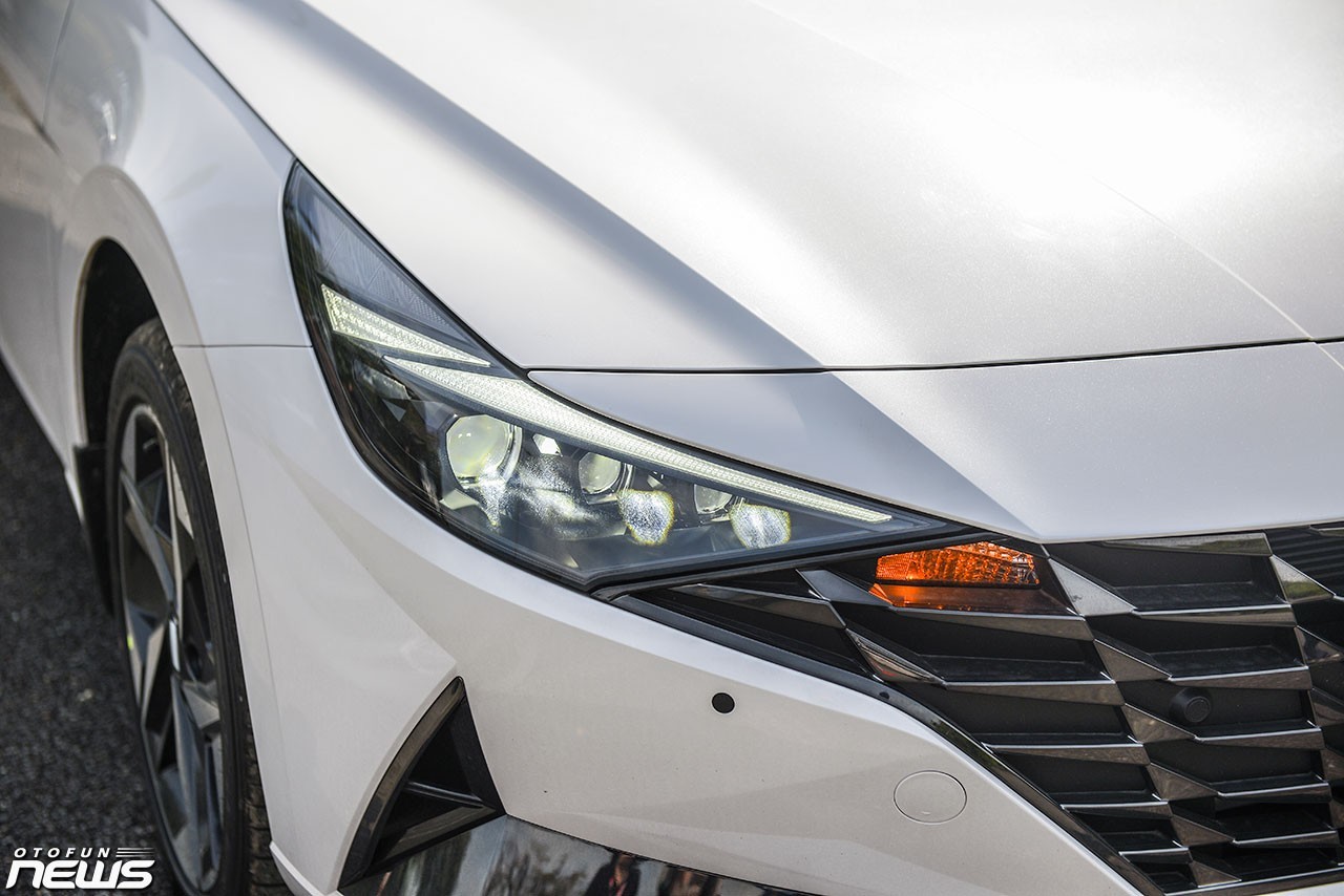 Cận cảnh Hyundai Elantra 2.0L Cao cấp, giá hơn 700 triệu đồng