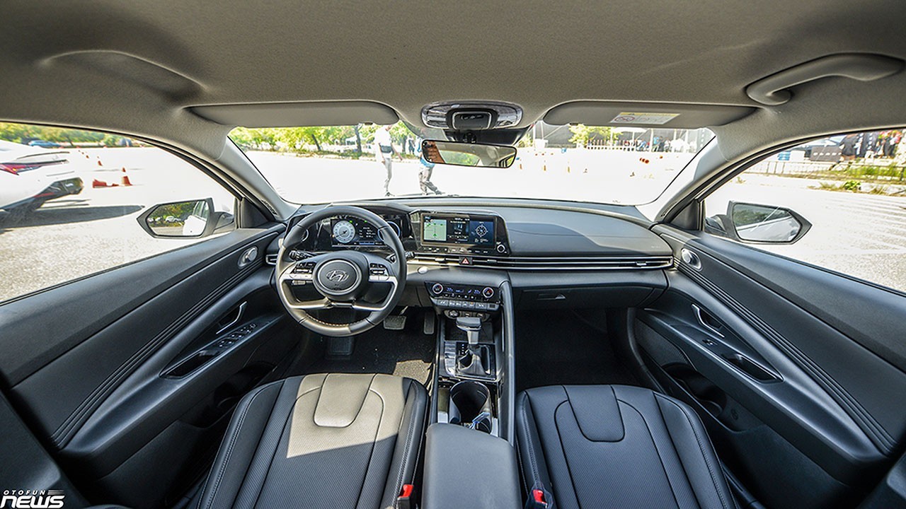 Cận cảnh Hyundai Elantra 2.0L Cao cấp, giá hơn 700 triệu đồng