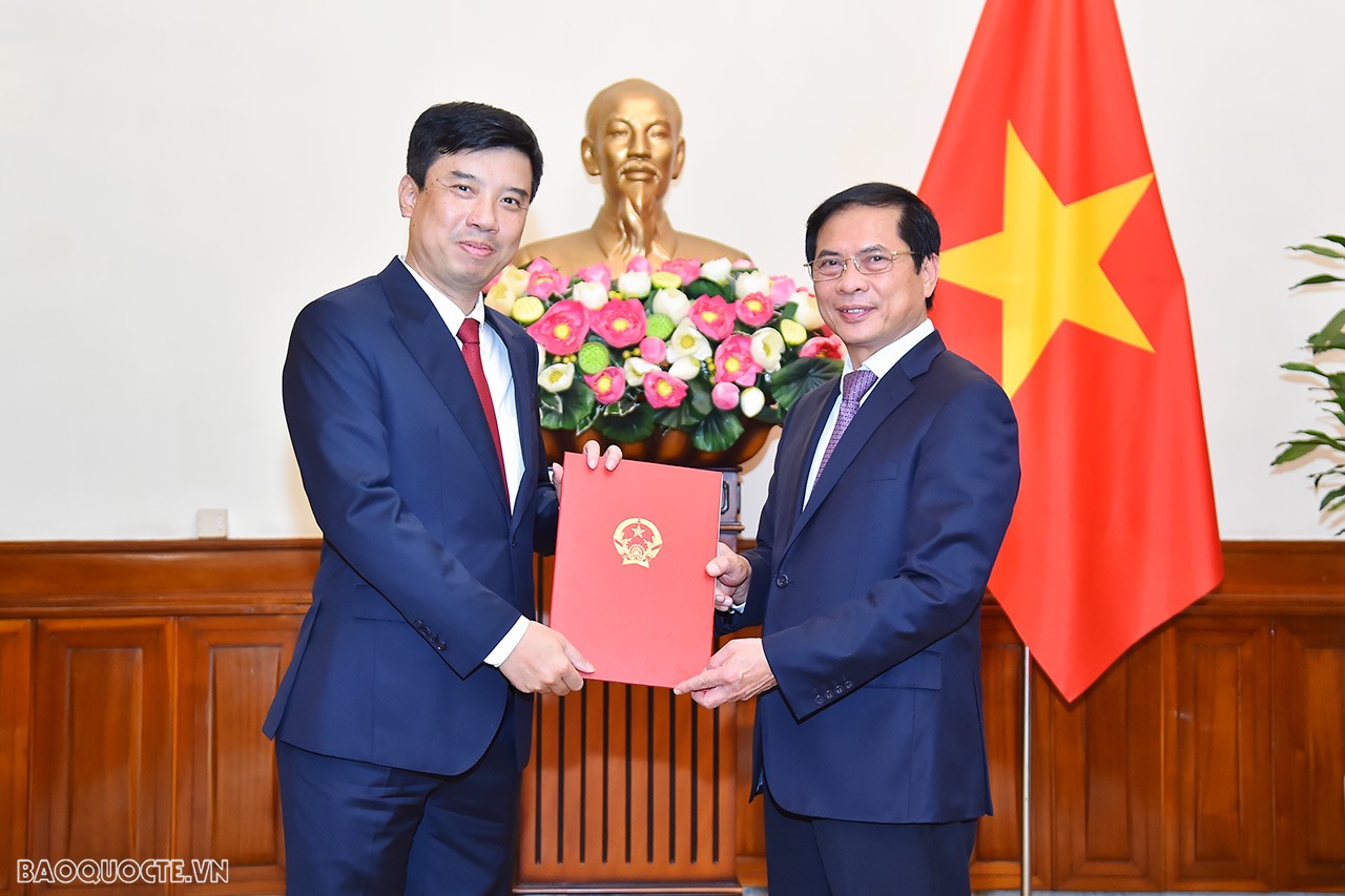 Tại buổi lễ, Ủy viên Trung ương Đảng, Bộ trưởng Ngoại giao Bùi Thanh Sơn trao quyết định bổ nhiệm ông Nguyễn Trường Sơn, Quyền Tổng Biên tập Báo Thế giới và Việt Nam, giữ chức Tổng Biên tập Báo Thế giới và Việt Nam.