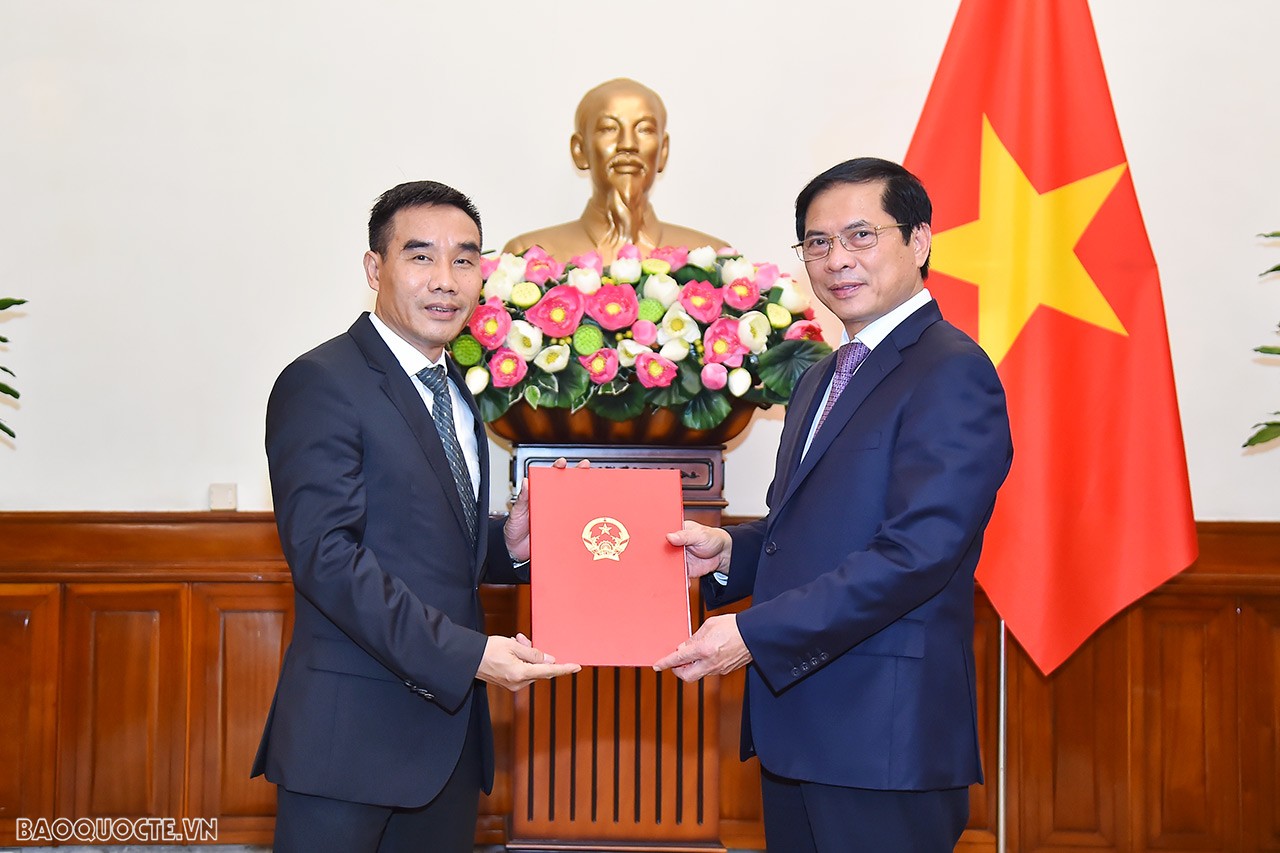 Ủy viên Trung ương Đảng, Bộ trưởng Ngoại giao Bùi Thanh Sơn trao quyết định bổ nhiệm ông Đoàn Quốc Tuấn, Quyền Giám đốc Ban Quản lý dự án xây dựng trụ sở mới của Bộ Ngoại giao, giữ chức Giám đốc Ban Quản lý dự án xây dựng trụ sở mới của Bộ Ngoại giao.