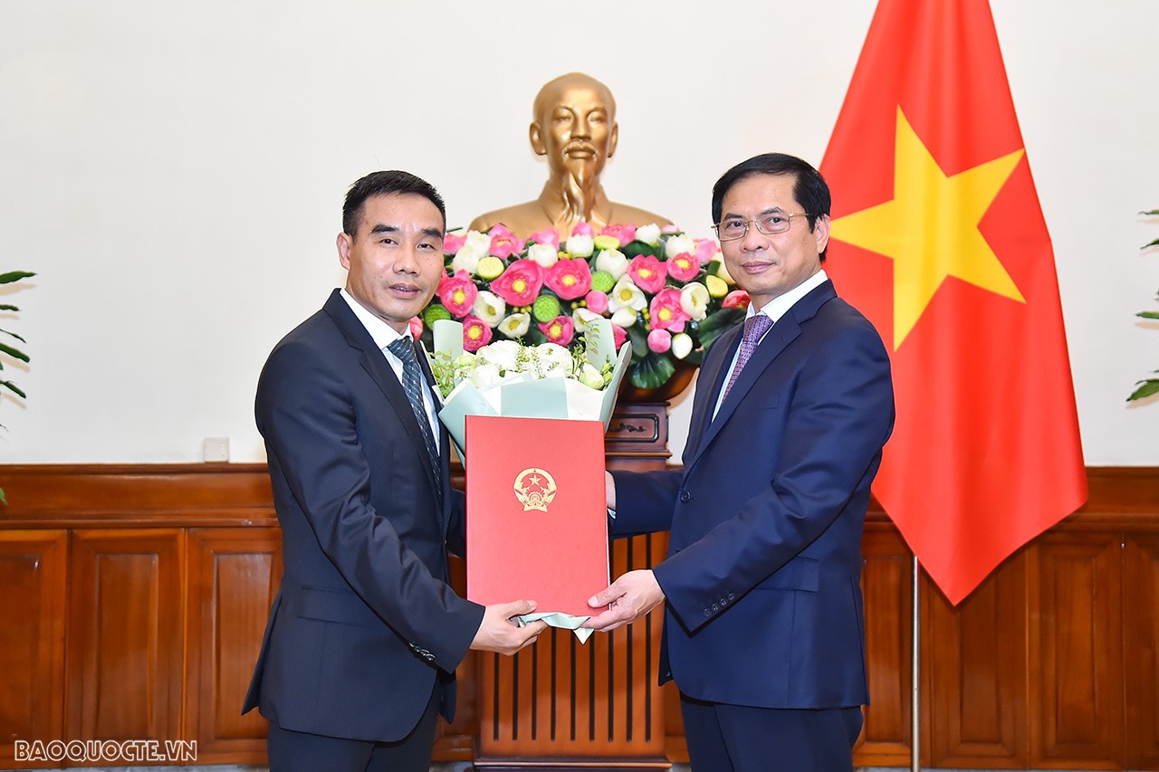 Đối với Giám đốc Ban Quản lý dự án xây dựng trụ sở mới của Bộ Ngoại giao, Bộ trưởng cho rằng, chủ trương của Chính phủ là nỗ lực hết sức trong giải ngân vốn đầu tư công; vì vậy, Bộ trưởng mong muốn ông Đoàn Quốc Tuấn quyết tâm, nỗ lực, cùng với đơn vị phối hợp tốt với các cơ quan trong và ngoài Bộ, thực hiện tốt nhiệm vụ hoàn thiện xây dựng trụ sở mới của Bộ Ngoại giao theo đúng quy định của pháp luật và đảm bảo kế hoạch, tiến độ đã đề ra. 