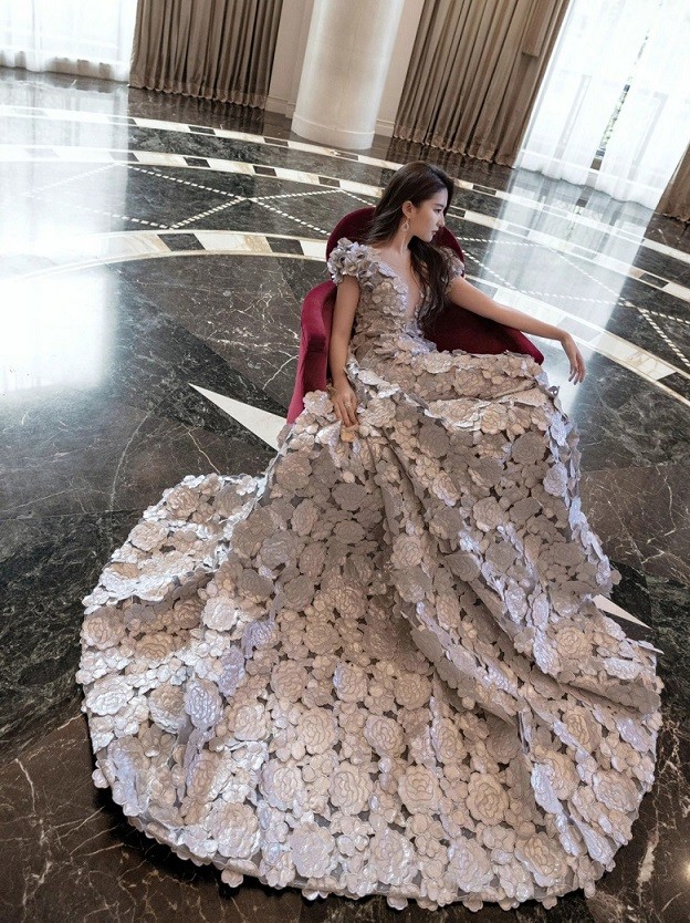 Dự sự kiện, Lưu Diệc Phi diện váy kết hàng nghìn bông hoa lụa