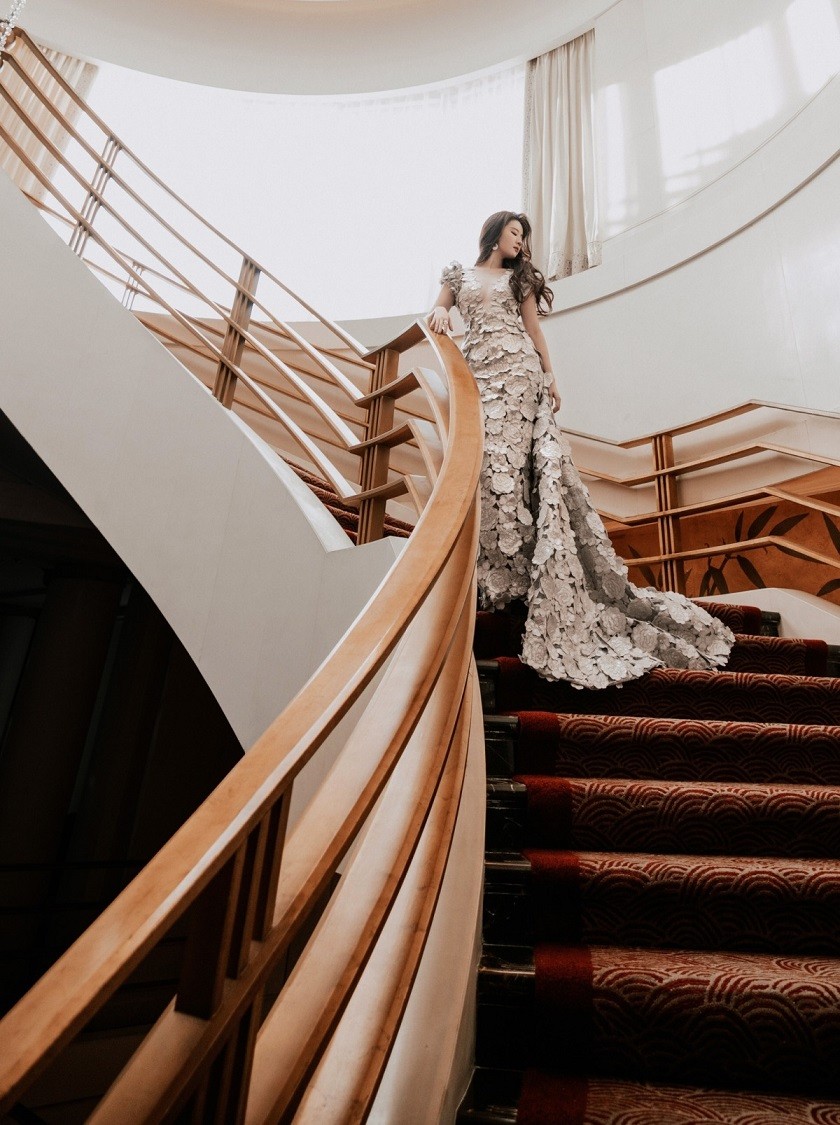 Dự sự kiện, Lưu Diệc Phi diện váy kết hàng nghìn bông hoa lụa