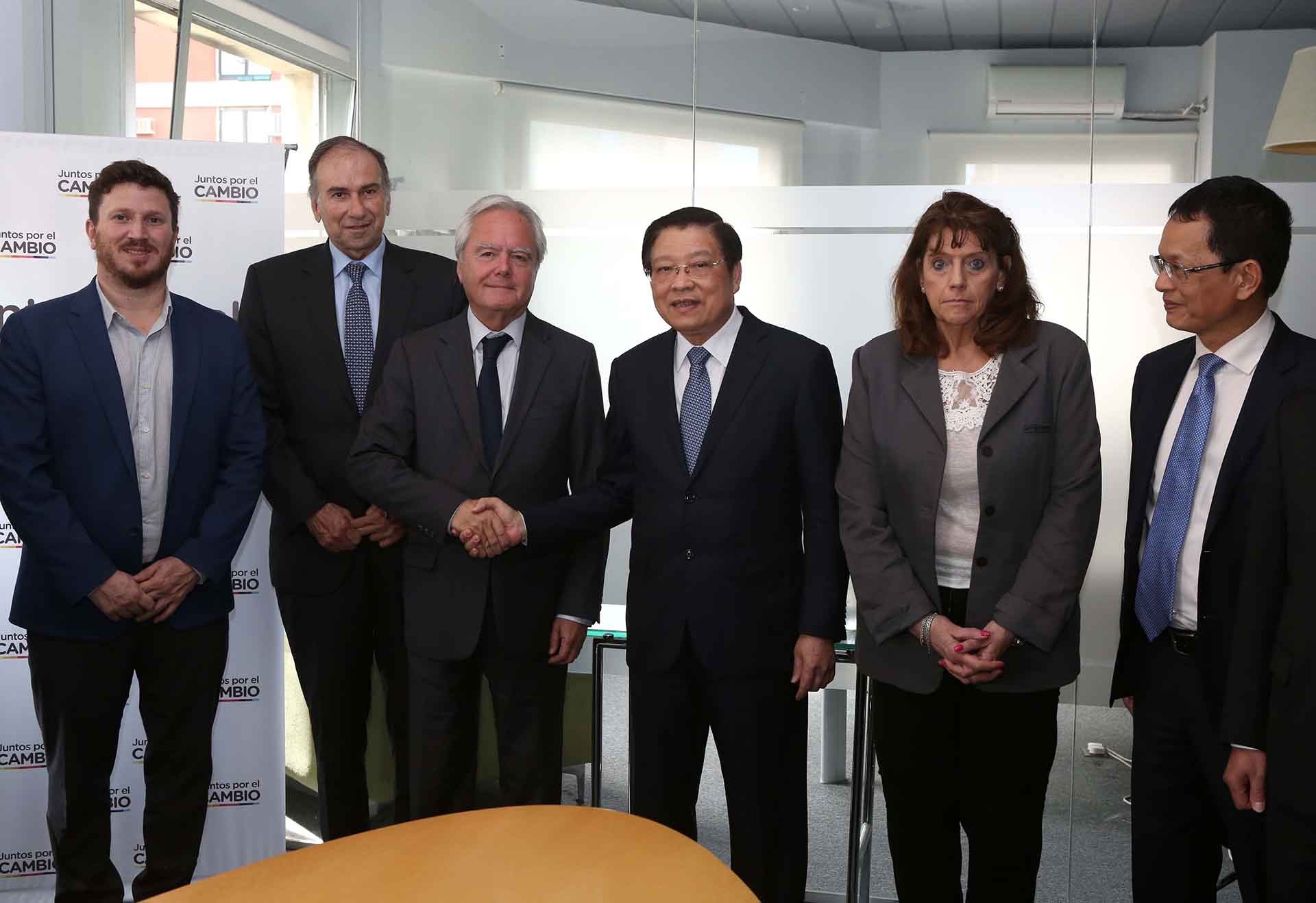 Đồng chí Phan Đình Trạc và Phó Chủ tịch thường trực Federico Angellini và một số lãnh đạo khác của Đảng Đề xuất Cộng hòa. (Nguồn: TTXVN)