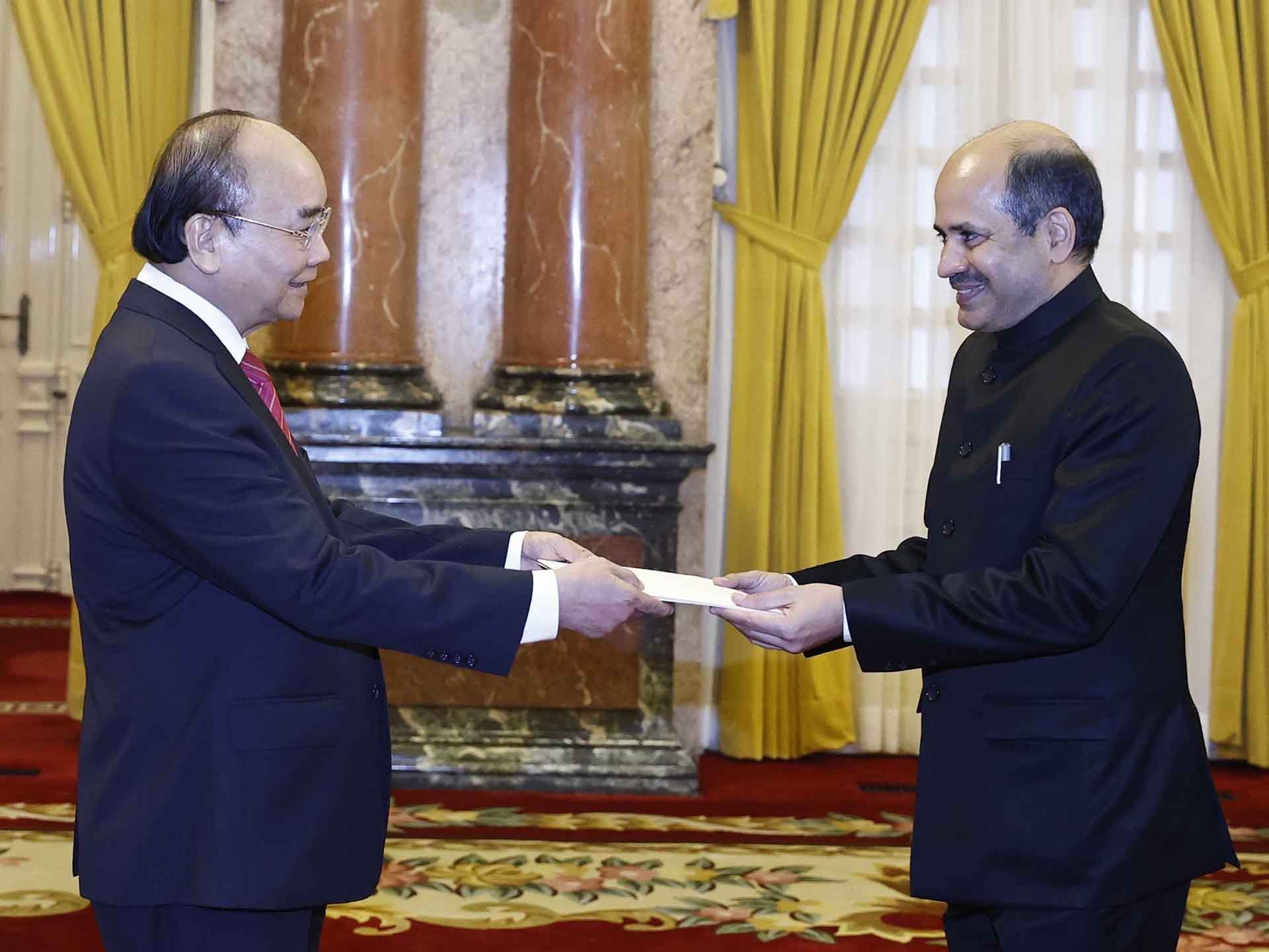 Chủ tịch nước Nguyễn Xuân Phúc tiếp các Đại sứ Ấn Độ, Hàn Quốc và El Salvador trình quốc thư