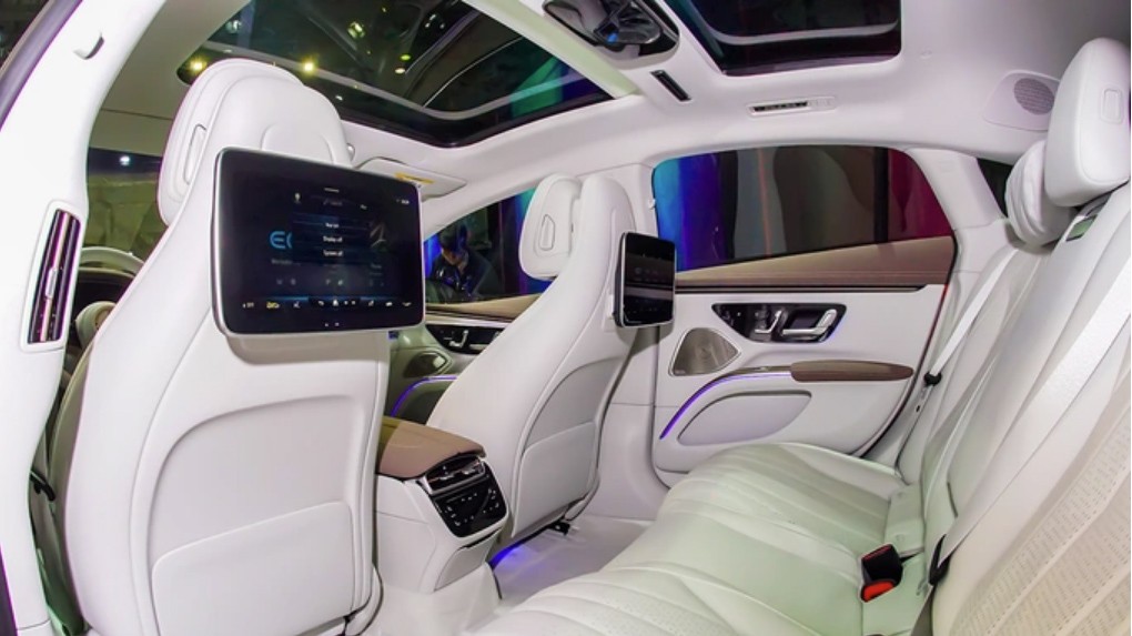 Cận cảnh Mercedes-Benz EQS lộ diện tại VMS 2022, giá từ 4,84 tỷ đồng