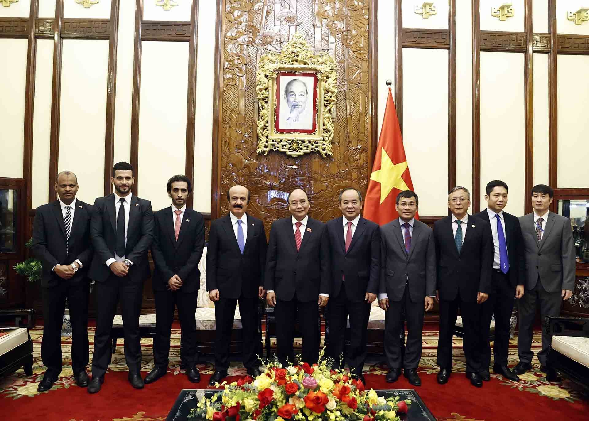 Chủ tịch nước Nguyễn Xuân Phúc tiếp Đại sứ Qatar Mohamed Ismail Al-Emadi chào từ biệt. (Nguồn: TTXVN)