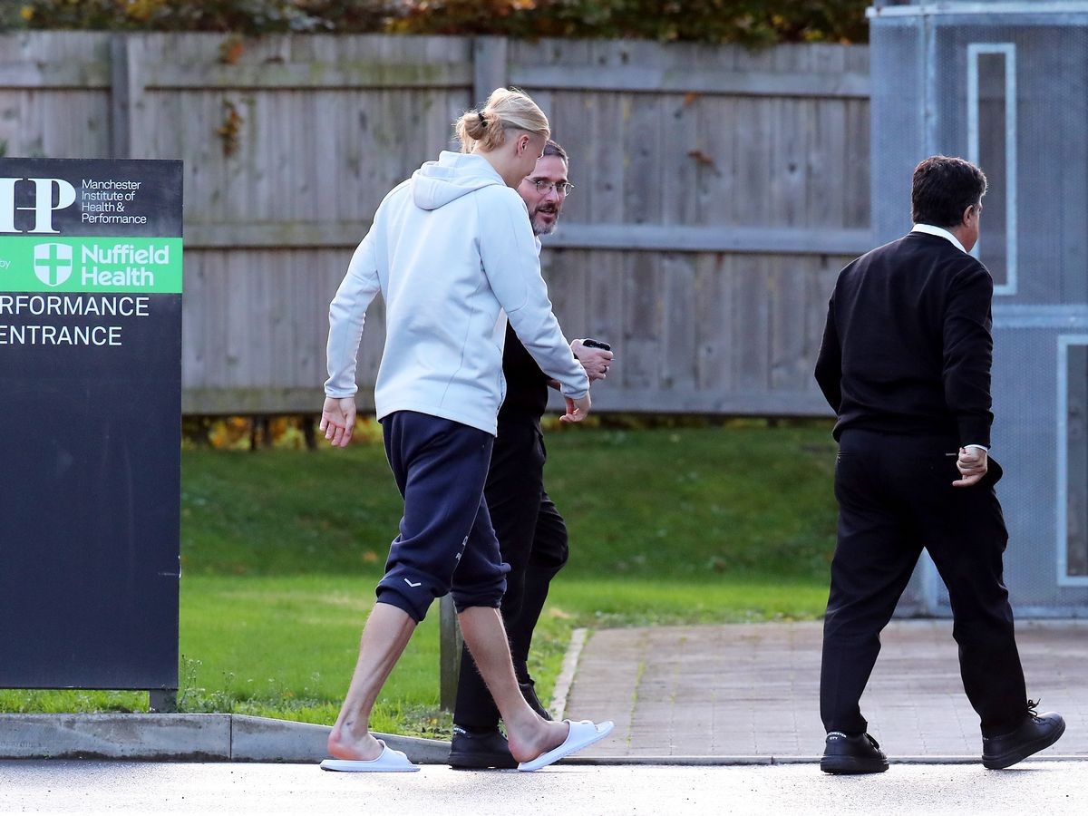 Truyền thông: Erling Haaland đi tập tễnh vào viện khám bệnh