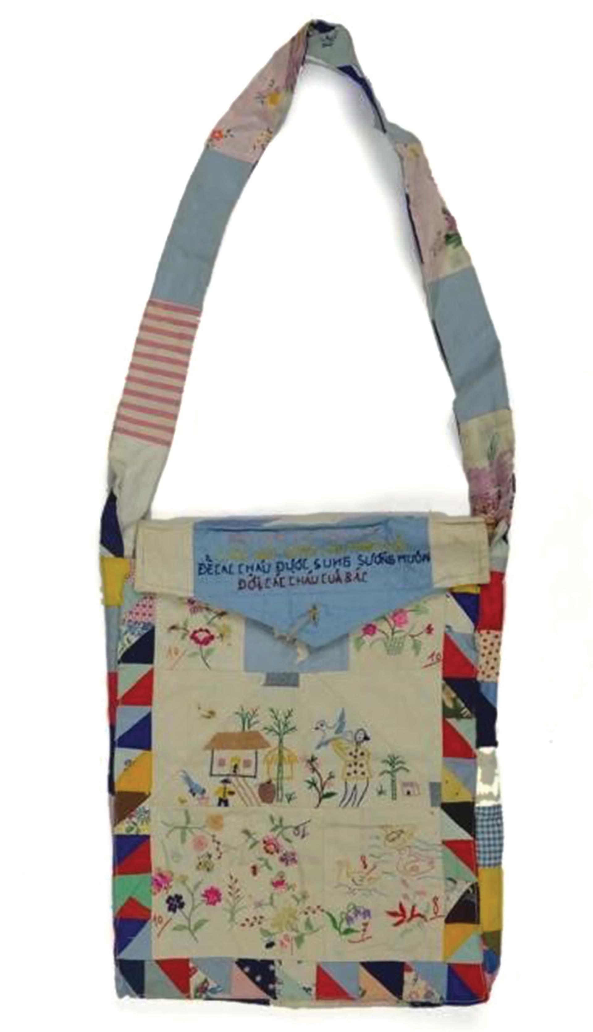 Chiếc túi đeo thêu hoa điểm 10 được học sinh Trường Nữ công Khối 76, khu Hoàn Kiếm (Hà Nội) tặng Bác vào ngày 30/1/1965. Chiếc túi đeo thêu hoa điểm 10 được học sinh Trường Nữ công Khối 76, khu Hoàn Kiếm (Hà Nội) tặng Bác vào ngày 30/1/1965.