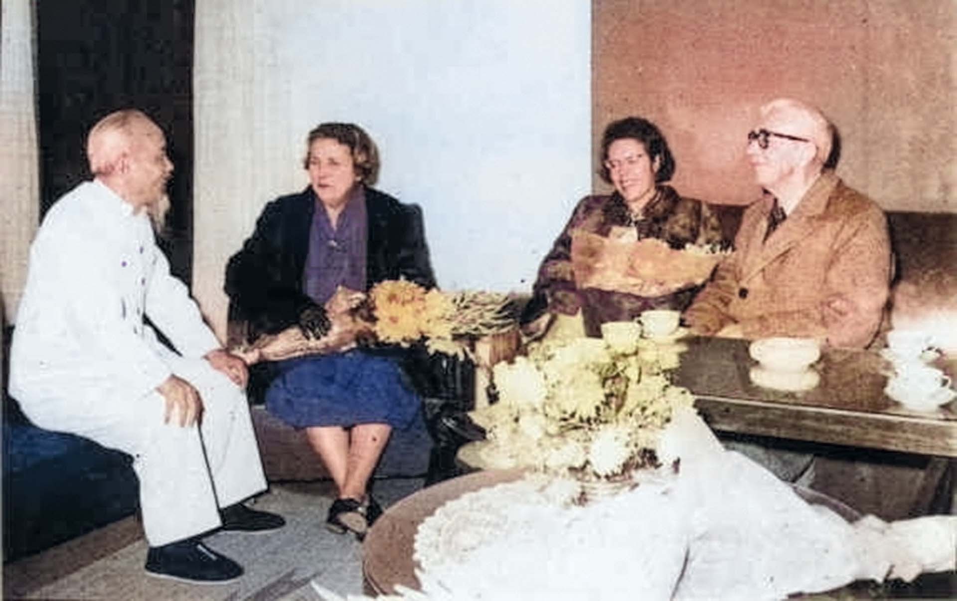 Chủ tịch Hồ Chí Minh tiếp thân mật Luật sư Loseby cùng vợ và con gái sang thăm Việt Nam, ngày 26/1/1960. Chủ tịch Hồ Chí Minh tiếp thân mật Luật sư Loseby cùng vợ và con gái sang thăm Việt Nam, ngày 26/1/1960.