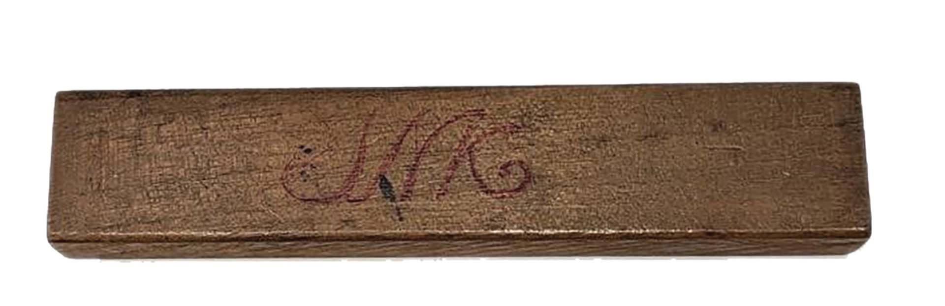 Thước kẻ SNK của Bác Hồ tặng cho bà Nguyễn Thị Kim Liên, năm 1969. Thước kẻ SNK của Bác Hồ tặng cho bà Nguyễn Thị Kim Liên, năm 1969.