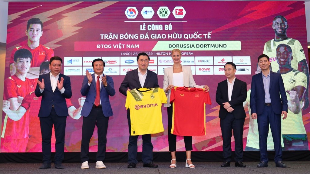 Bóng đá giao hữu: Đại diện Borussia Dortmund gửi lời cảm ơn, tri tri ân HLV Park Hang Seo Bóng đá giao hữu: Đại diện Borussia Dortmund gửi lời cảm ơn, tri tri ân HLV Park Hang Seo