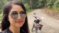 Sao Việt: NSND Thu Hà đăng ảnh đi phượt bằng xe máy, Lương Thùy Linh chân dài thẳng tắp