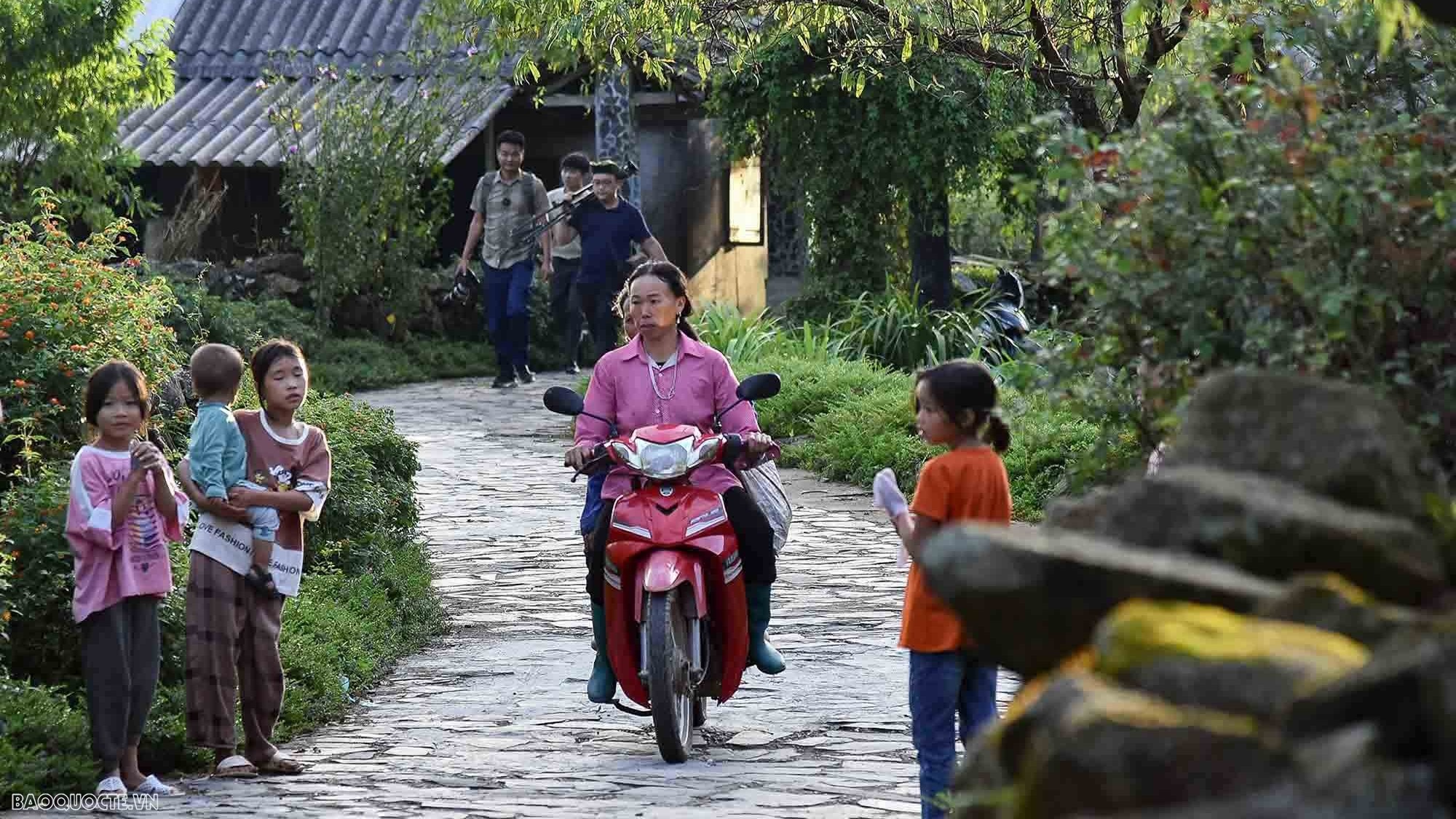 den si thau chai nghe bi thu chi bo 27 tuoi ke chuyen lam du lich cong dong