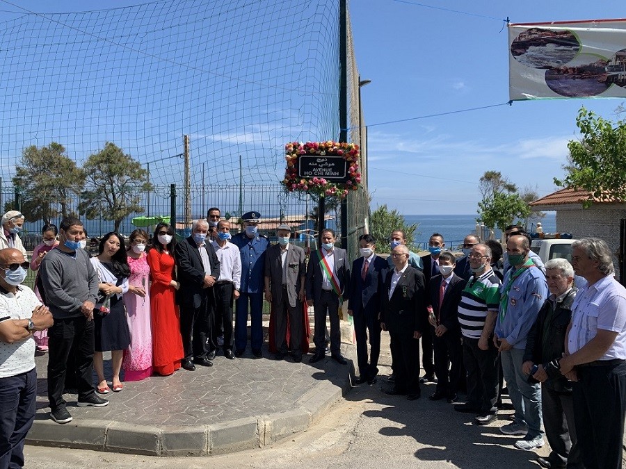 Lễ dâng hoa tại Đại lộ Hồ Chí Minh, thủ đô Algiers nhân dịp Ngày sinh nhật Bác. (Nguồn: Đại sứ quán Việt Nam tại Algeria)