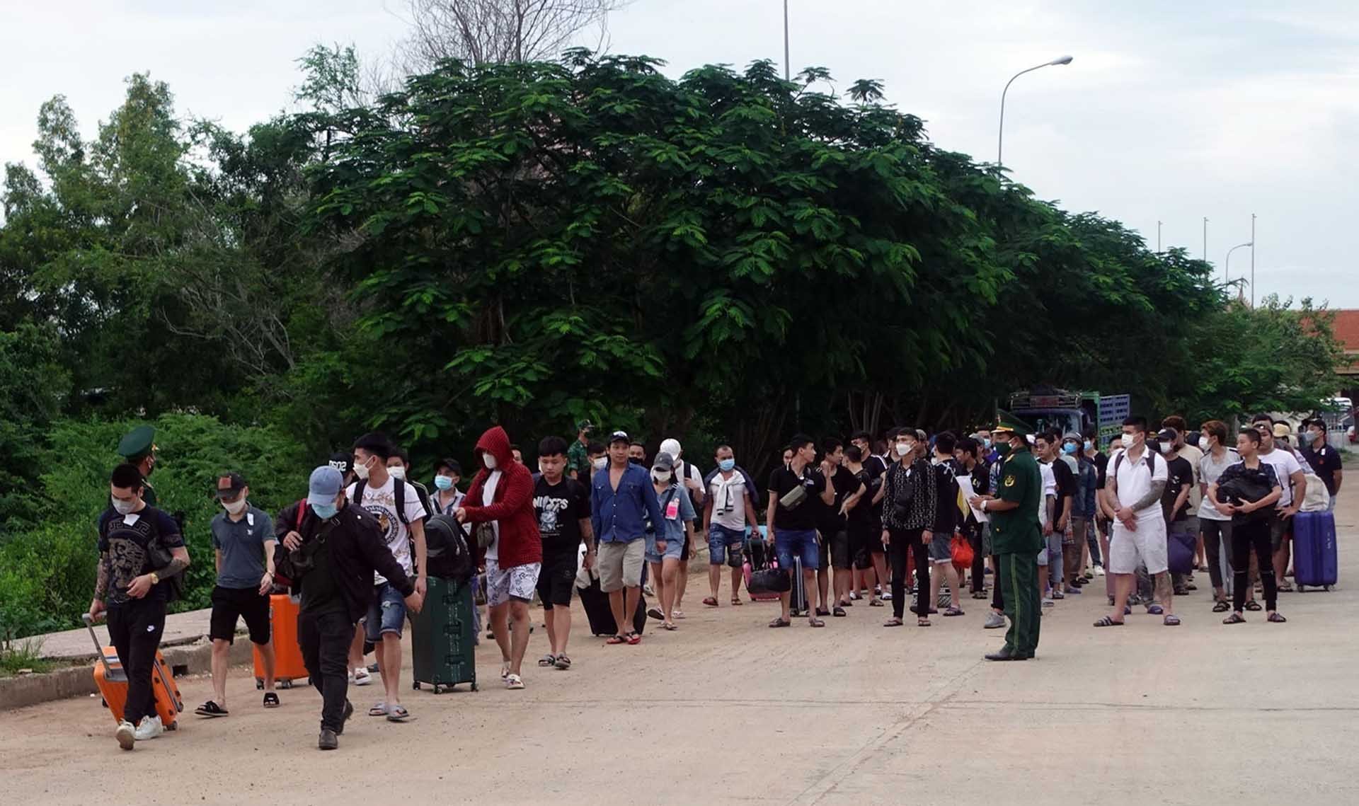 Công dân Việt Nam về đến cửa khẩu Quốc tế Hà Tiên. (Nguồn: TTXVN)