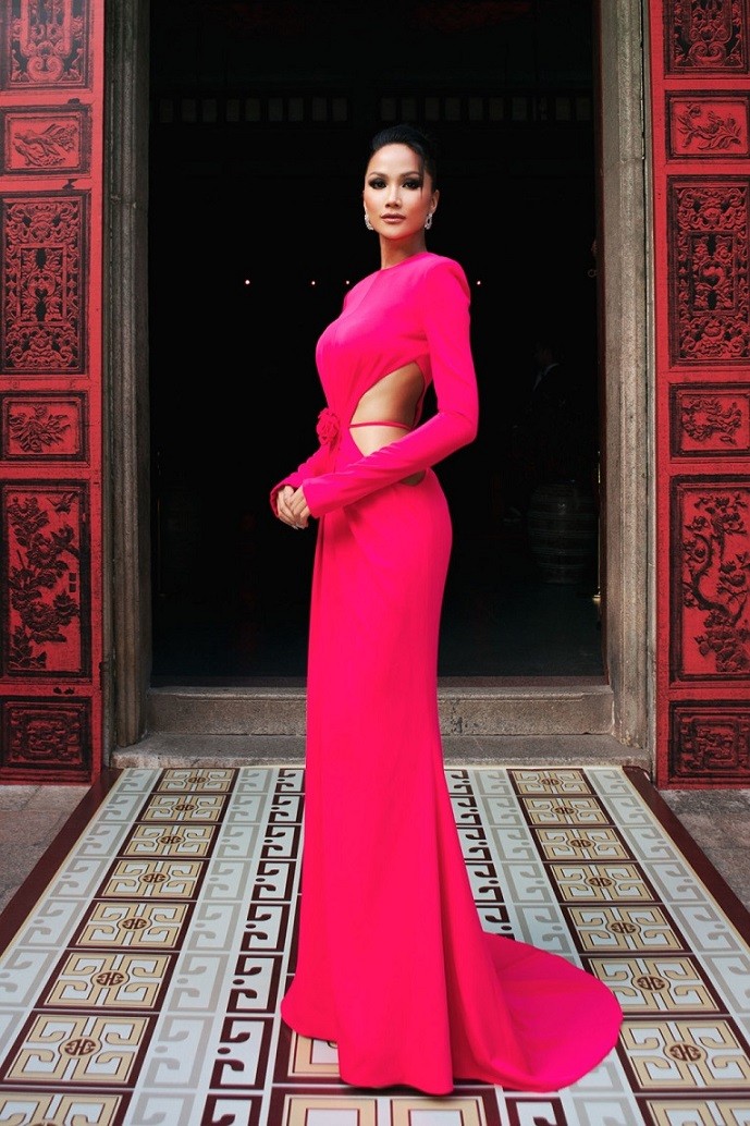 Nhã Phương và dàn mỹ nhân Việt rực rỡ đầm sắc hồng dự show thời trang Lê Thanh Hòa