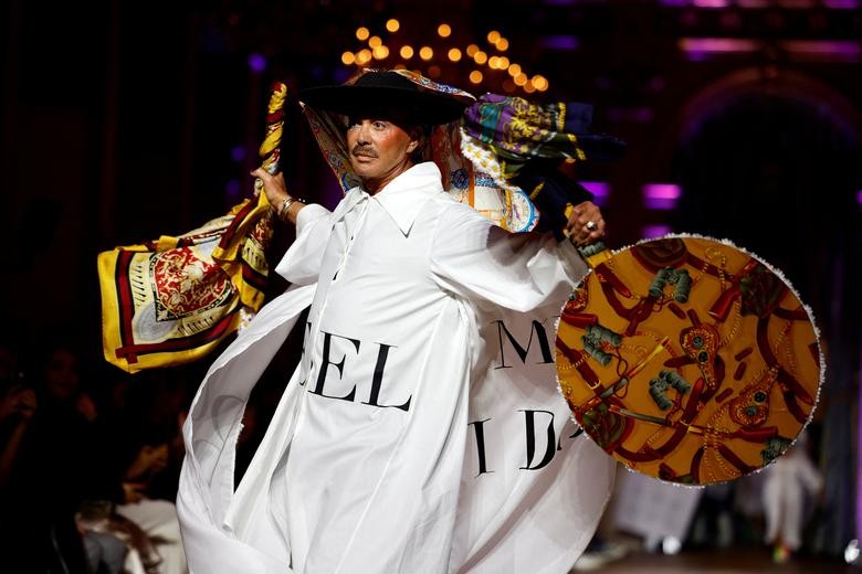 Khi các cụ già tự tin sải bước trên sàn catwalk ở Paris