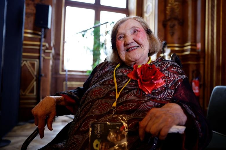 Khi các cụ già tự tin sải bước trên sàn catwalk ở Paris