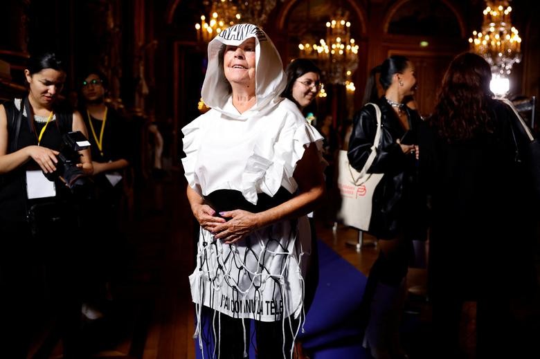 Khi các cụ già tự tin sải bước trên sàn catwalk ở Paris