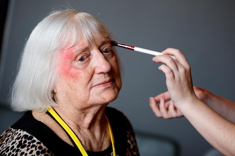 Khi các cụ già tự tin sải bước trên sàn catwalk ở Paris