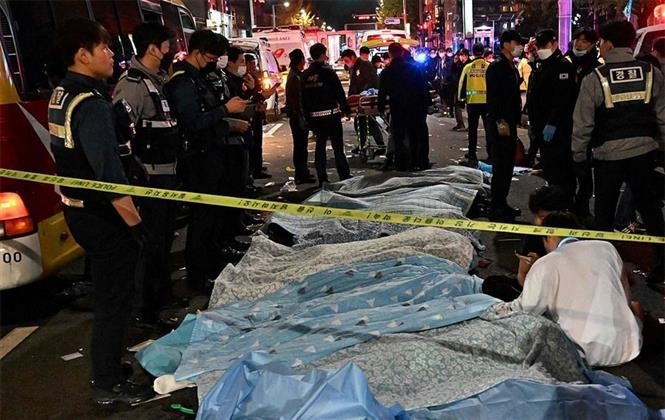 Lực lượng chức năng Hàn Quốc điều tra tại hiện trường vụ giẫm đạp trong lễ Halloween ở Itaewon, Seoul, ngày 30/10. (Nguồn: AFP)