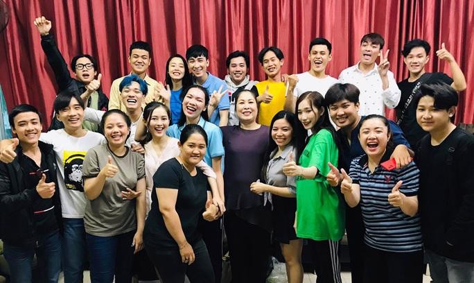NSND Hồng Vân và các diễn viên trẻ lớp nâng cao. (Nguồn: Kinh tế & Đô thị)