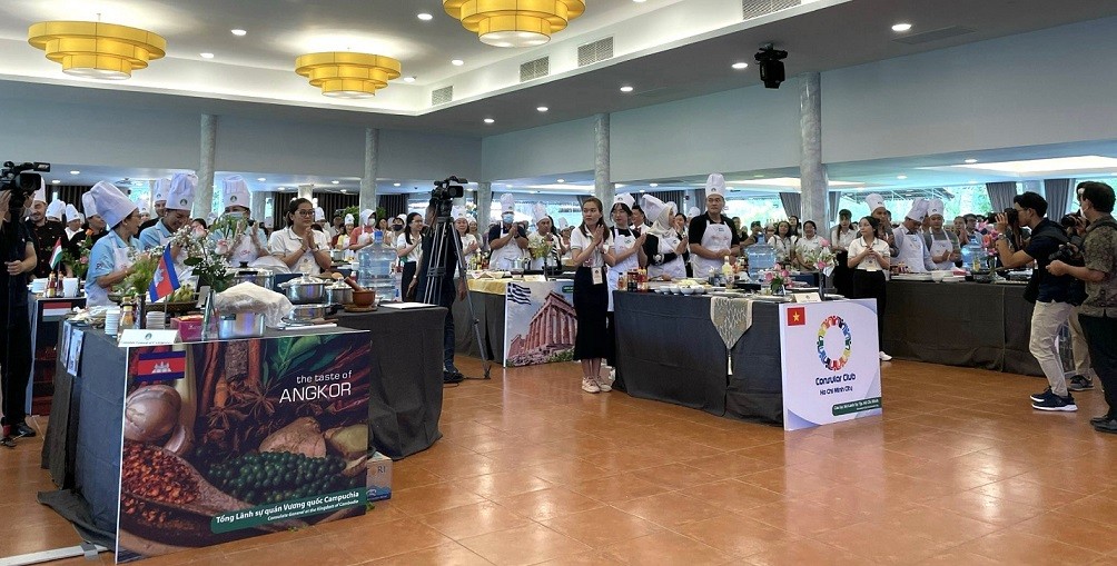 'Du lịch ẩm thực' tới nhiều quốc gia tại 'Khi Gia đình Ngoại giao vào bếp'