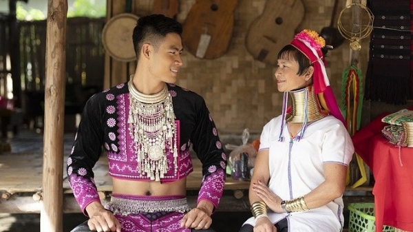 Danh Chieu Linh เยี่ยมชมวัฒนธรรมของหมู่บ้านคอยาว