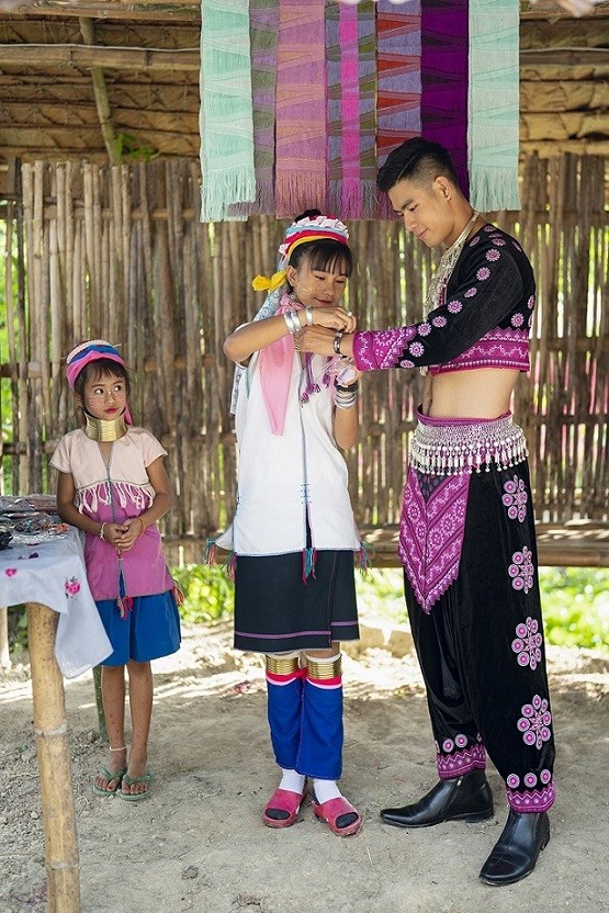 ประเทศไทย: Danh Chieu Linh เยี่ยมชมและสำรวจวัฒนธรรมหมู่บ้านคอยาว