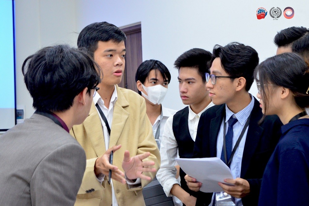 Các đại biểu đã có dịp rèn luyện, trau dồi kỹ năng trao đổi, thuyết trình, làm việc theo nhóm một cách hiệu quả tại DAV Open Simulation 2022. (Ảnh: DAVMUN) Các đại biểu đã có dịp rèn luyện, trau dồi kỹ năng trao đổi, thuyết trình, làm việc theo nhóm một cách hiệu quả tại DAV Open Simulation 2022. (Ảnh: DAVMUN)