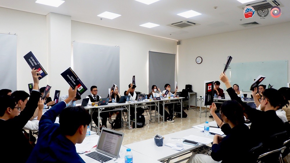 và bỏ phiếu, bày tỏ quan điểm, lập trường của mình về các vấn đề trên tư cách đại diện cho một quốc gia. (Ảnh: DAVMUN) và bỏ phiếu, bày tỏ quan điểm, lập trường của mình về các vấn đề trên tư cách đại diện cho một quốc gia. (Ảnh: DAVMUN)