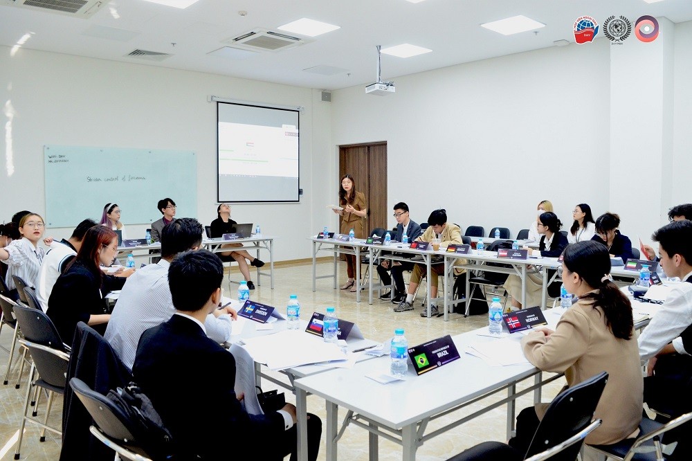 ...trước khi bước vào trình bày quan điểm và tranh luận...(Ảnh: DAVMUN) ...trước khi bước vào trình bày quan điểm và tranh luận...(Ảnh: DAVMUN)