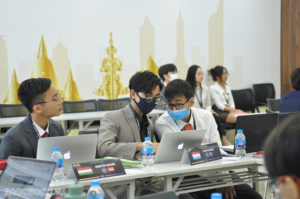 Đại biểu trao đổi trước khi bước vào phiên thảo luận chính thức. (Ảnh: Minh Quân0 Đại biểu trao đổi trước khi bước vào phiên thảo luận chính thức. (Ảnh: Minh Quân0