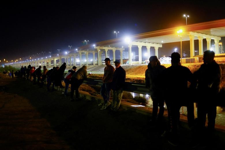 Ảnh ấn tượng tuần (24-30/10): Quân Ukraine bắn lựu pháo Mỹ, máy bay Nga tại Donetsk, CSTO họp khẩn về Armenia-Azerbaijan, tai nạn thảm khốc ở Hàn Quốc