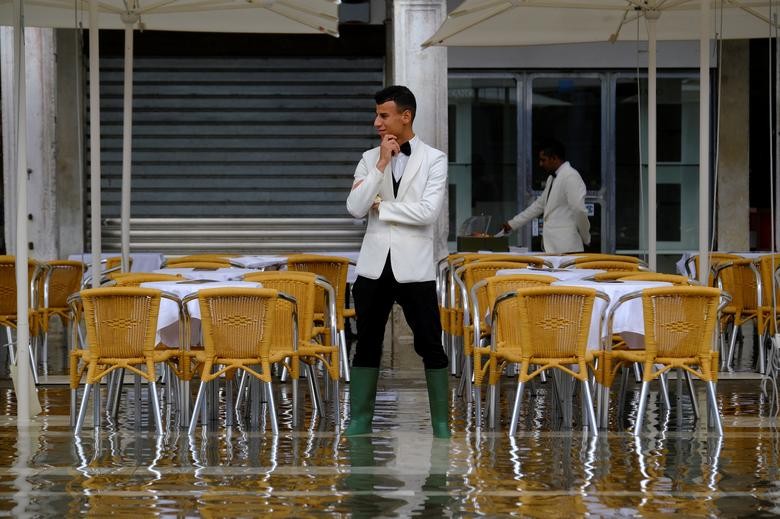 Ảnh ấn tượng tuần (24-30/10): Quân Ukraine bắn lựu pháo Mỹ, máy bay Nga tại Donetsk, CSTO họp khẩn về Armenia-Azerbaijan, tai nạn thảm khốc ở Hàn Quốc