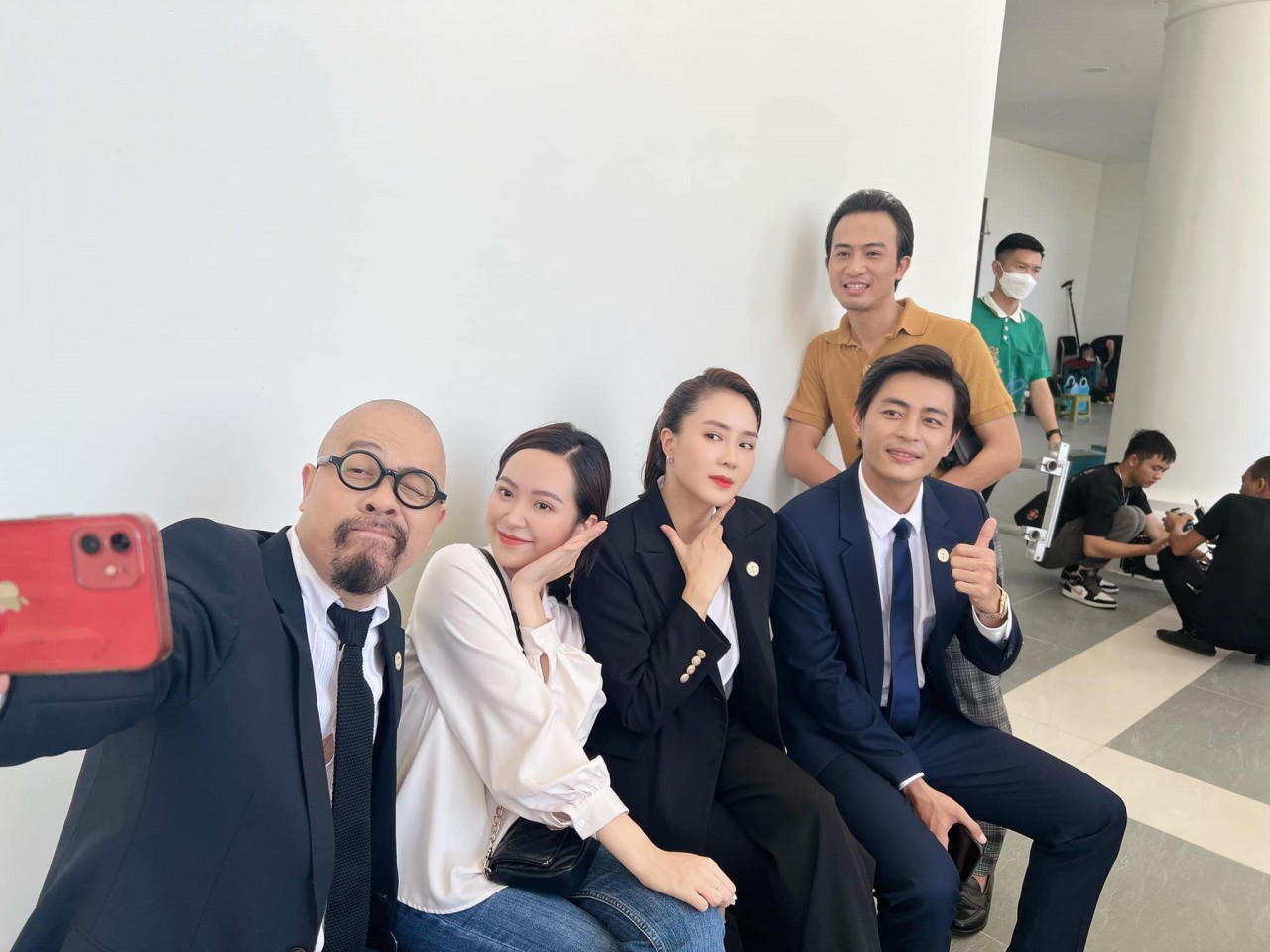 Những hình ảnh hài hước không lên sóng truyền hình của Hồng Diễm và bạn diễn 'Hành trình công lý'