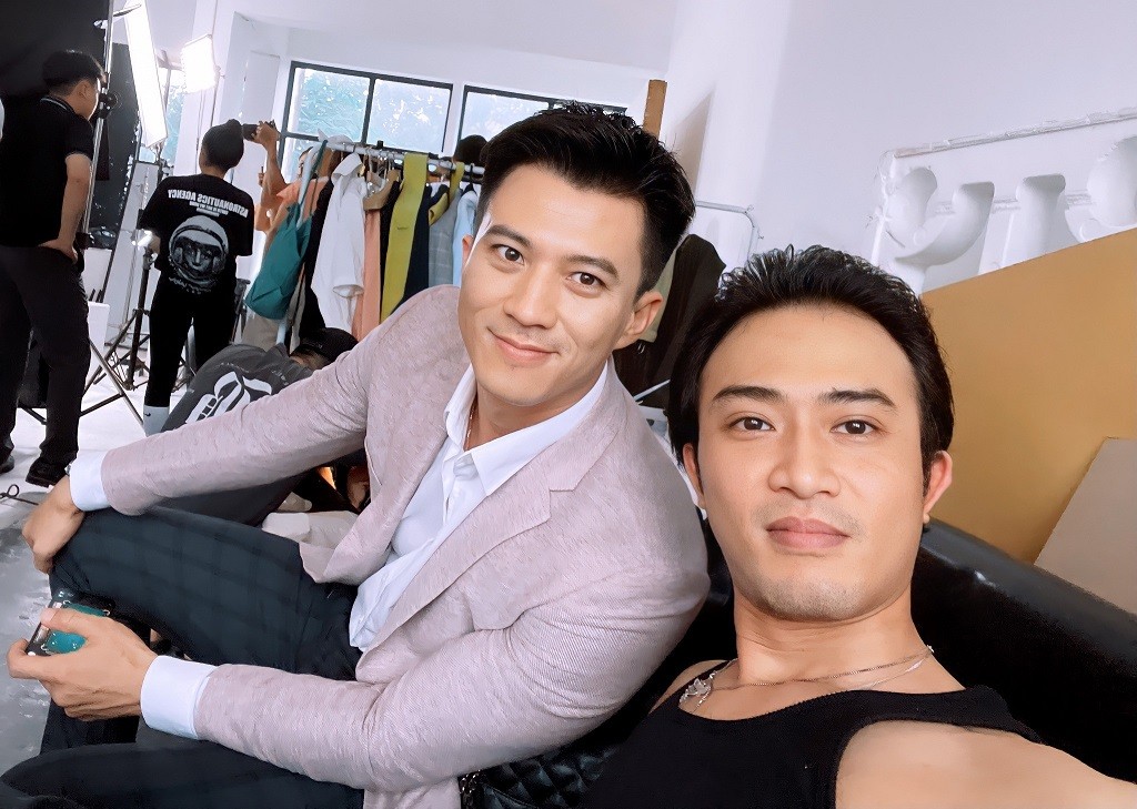 Những hình ảnh hài hước không lên sóng truyền hình của Hồng Diễm và bạn diễn 'Hành trình công lý'